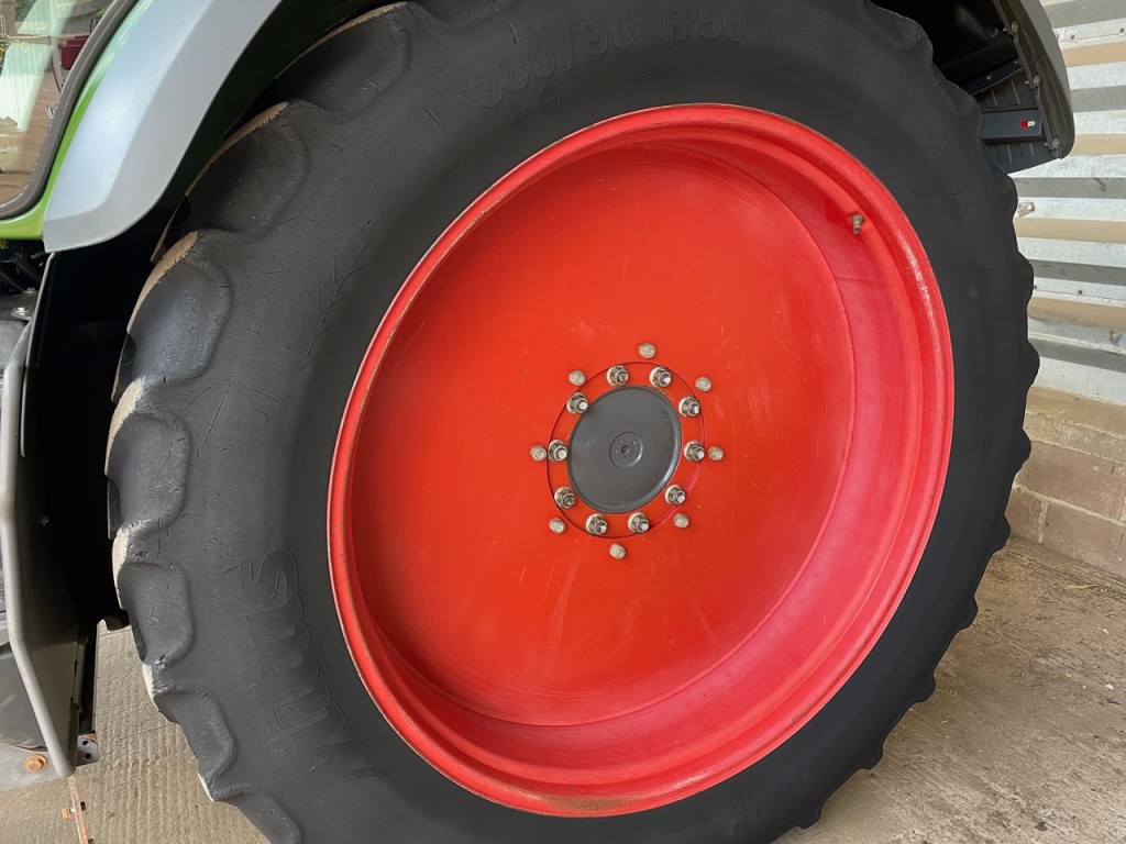2x 380/90/50 + 2x 340/85/36 tyres fitted to Fendt 700 series rims