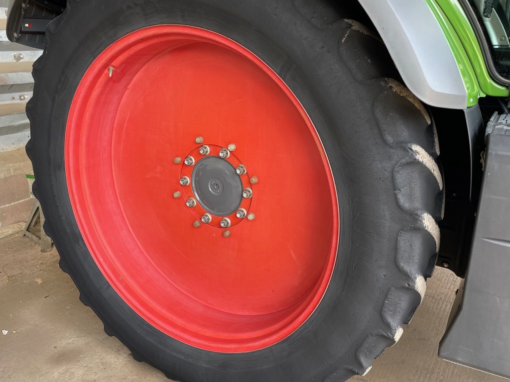 2x 380/90/50 + 2x 340/85/36 tyres fitted to Fendt 700 series rims