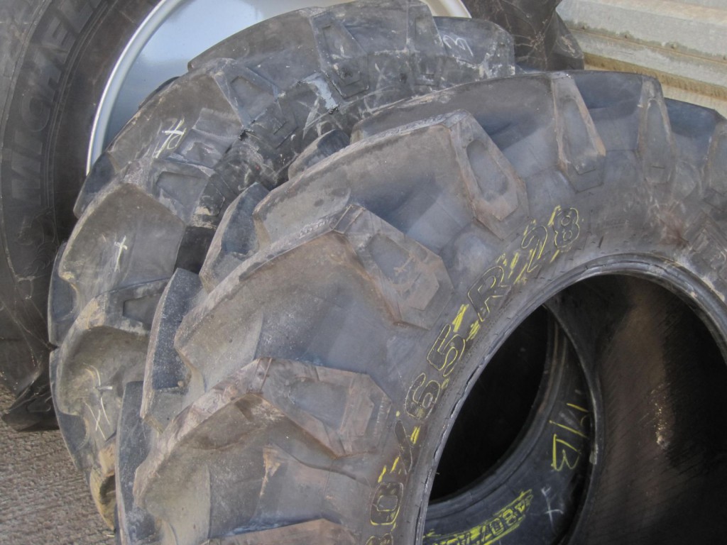 2x 480/65/28 Pirelli tyres 95%