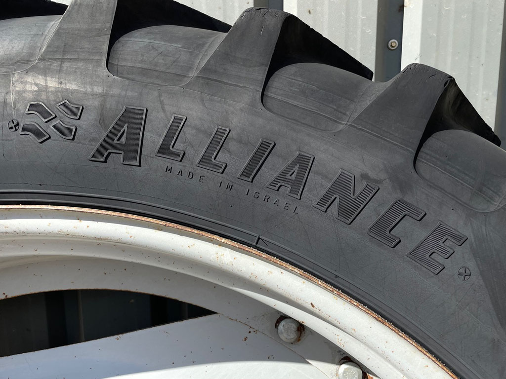 2x 13.6/48 + 2x 11.2/36 Alliance row crop wheels, will fit an MF 6290, MF 6480, MF 7618 and JD 6900 tractors