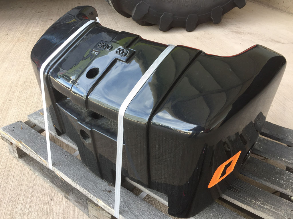 Quicke 600kg extension weight, compatible with 900kg weight block, finished in black