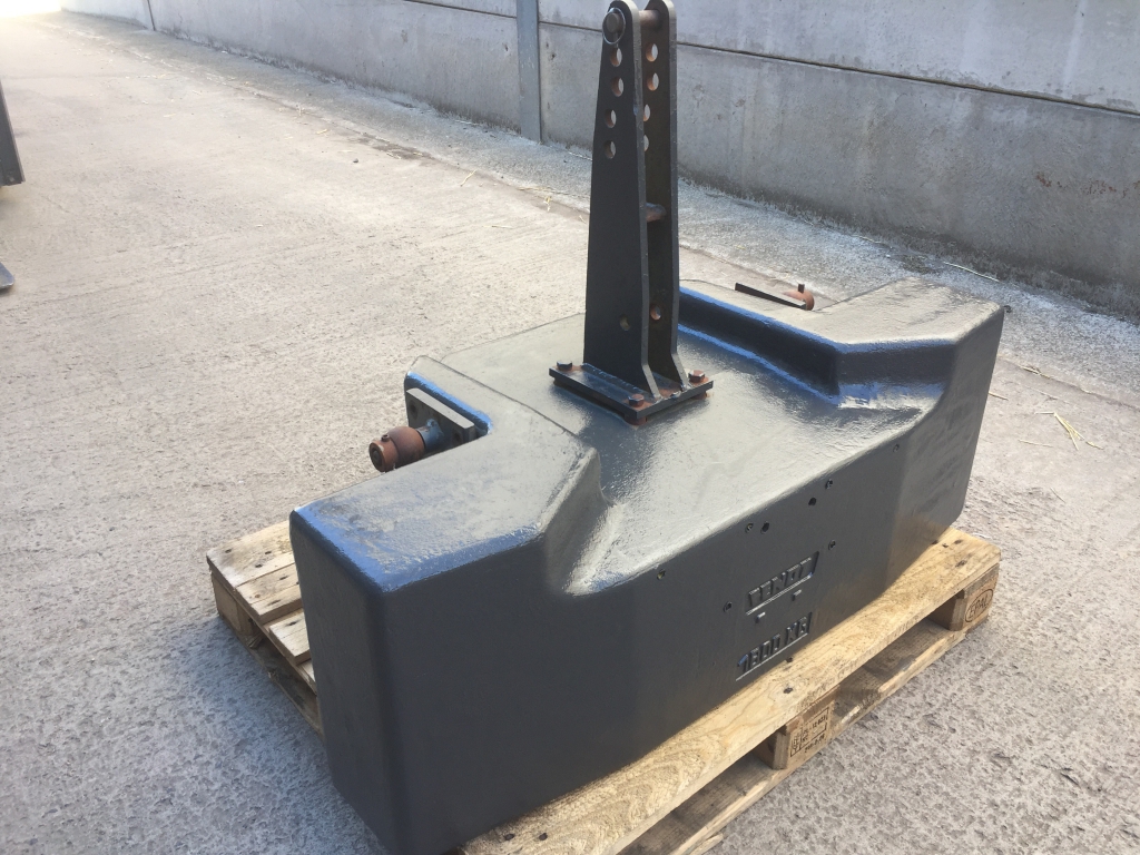 Fendt 1800kg weight block, 3 point linkage mounted