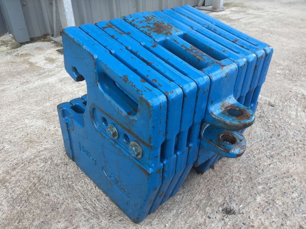 8x Ford 40kg tractor weights plus centre tow weight, very good condition
