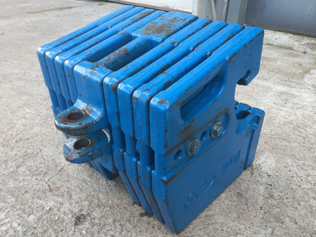8x Ford 40kg tractor weights plus centre tow weight, very good condition