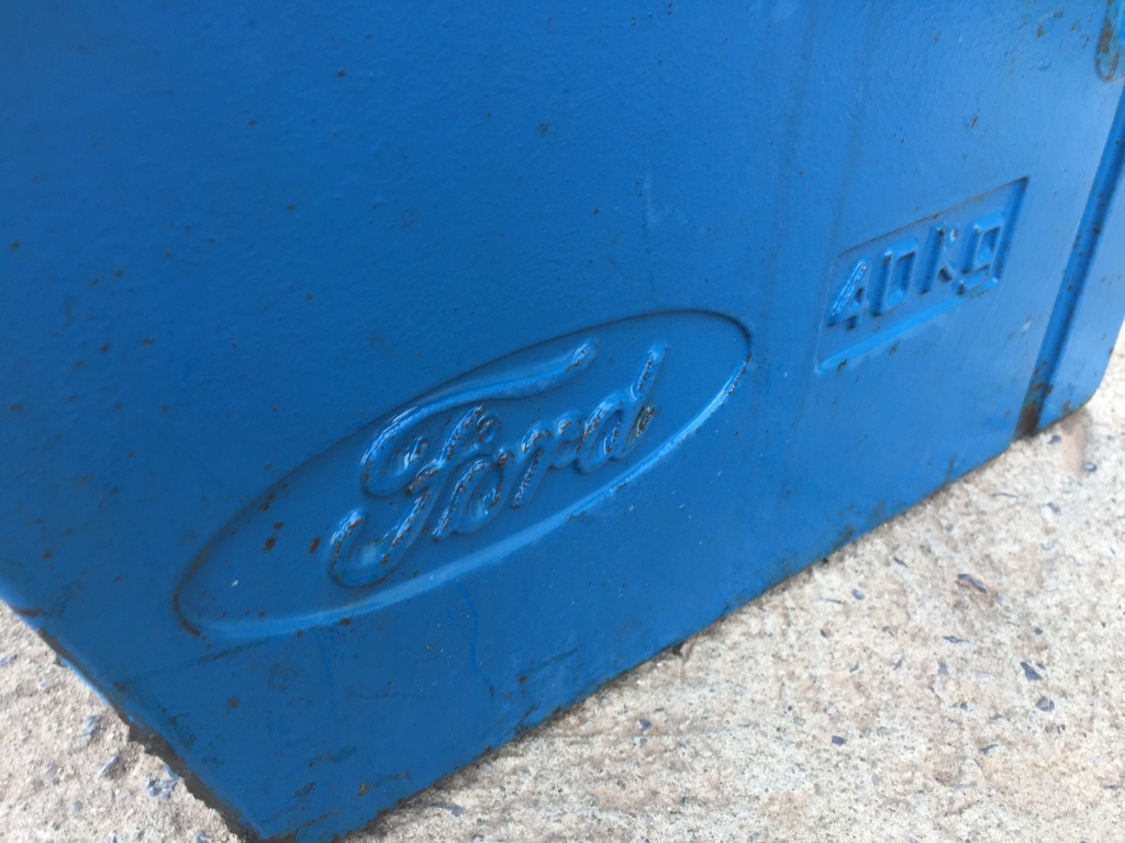 8x Ford 40kg tractor weights plus centre tow weight, very good condition