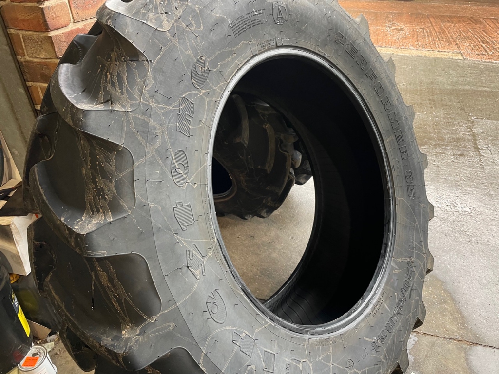 2x 16.9/34 + 2x 13.6/24 Firestone tyres, 95%