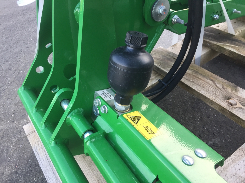 John Deere 623R loader boom, new, Euro carriage, Soft ride suspension, hydraulic locking pins, third service, boom lights, multi coupling, this loader will fit 4 cylinder tractors