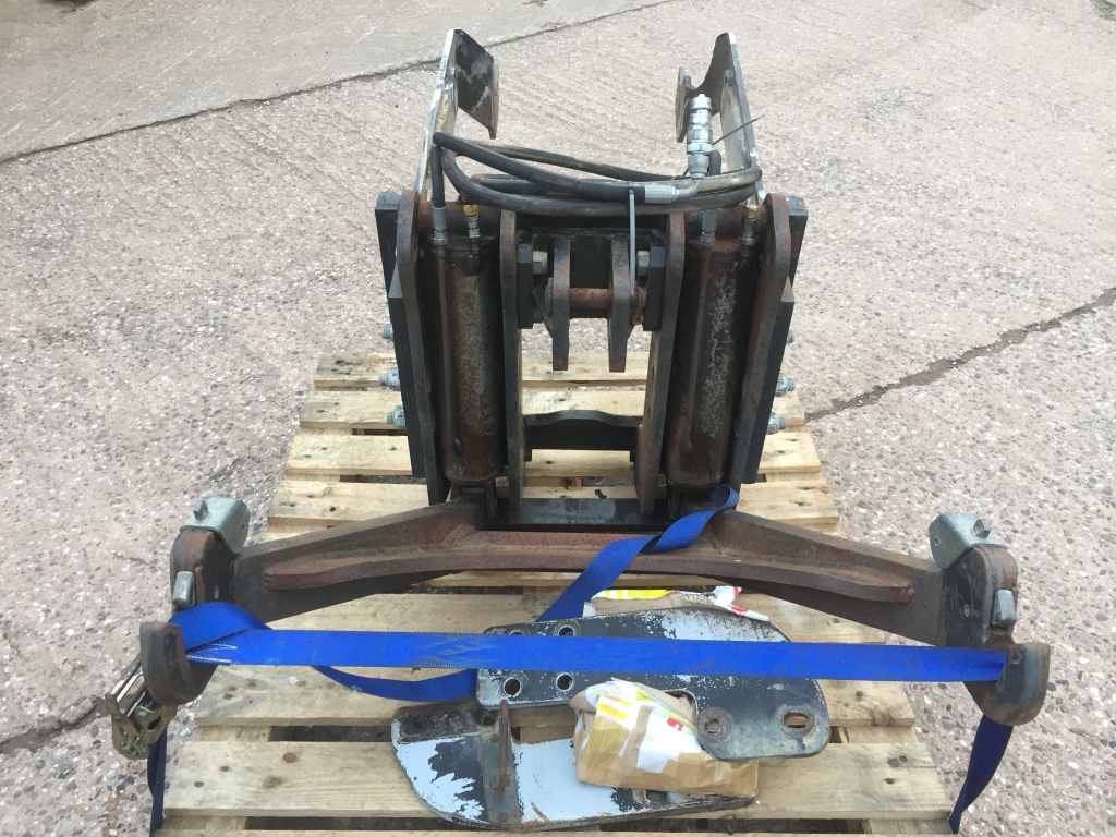Flexicoil front linkage to fit 4 Massey Ferguson cylinder 6200 series tractor, used