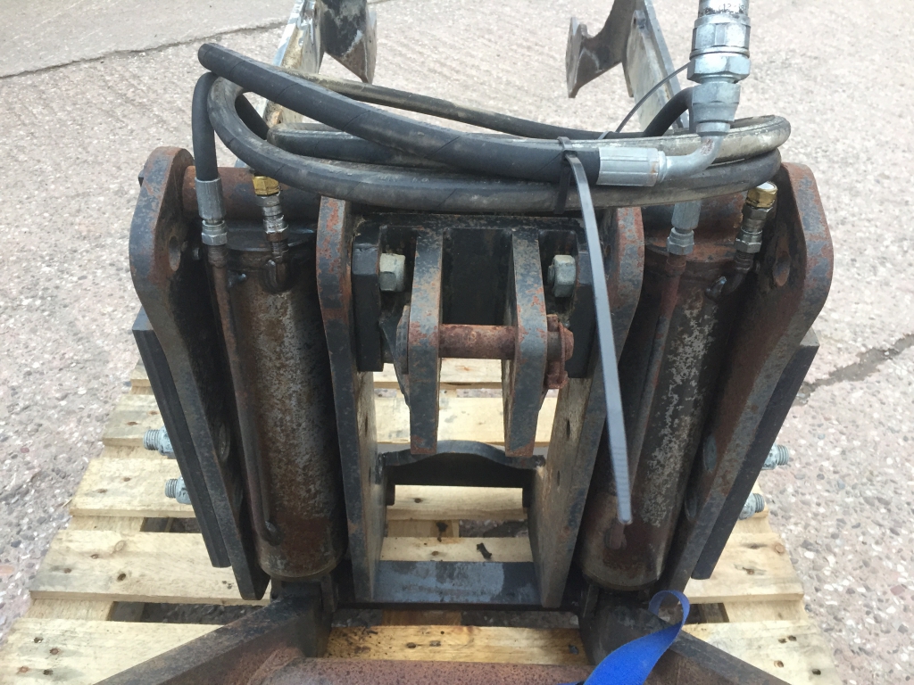 Flexicoil front linkage to fit 4 Massey Ferguson cylinder 6200 series tractor, used