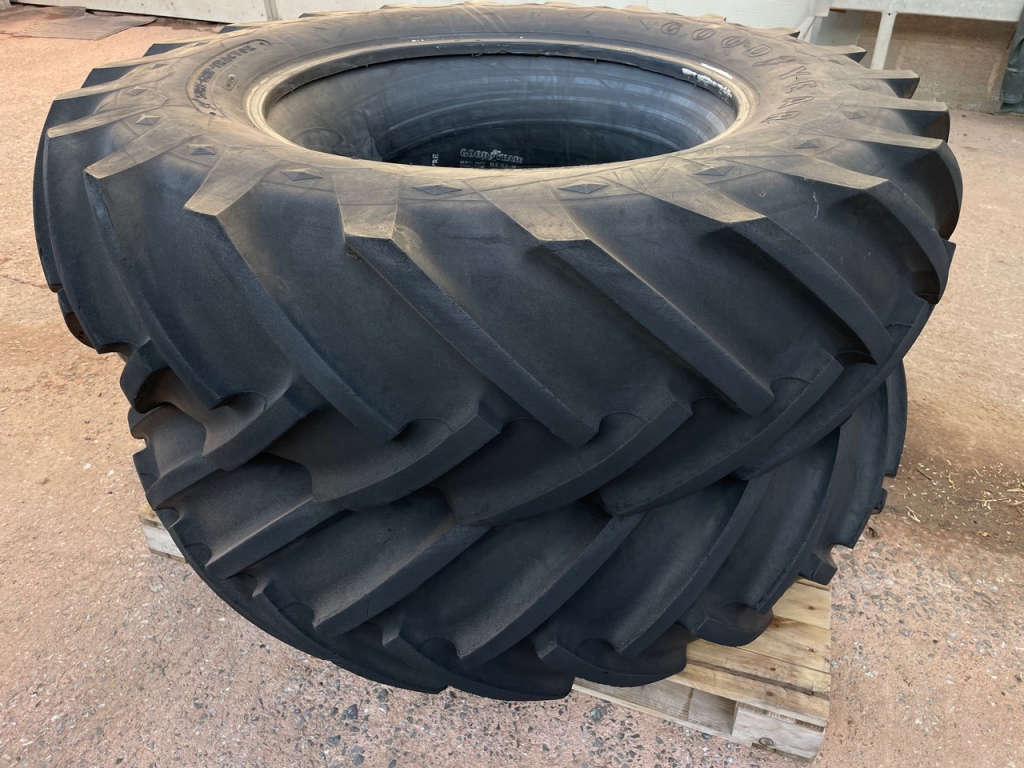 2x Goodyear Sure Grip 18.4/34 tyres with tubes, 80%