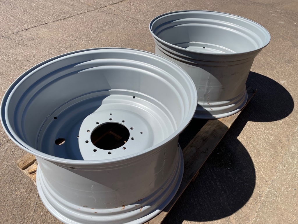 2x Massey Ferguson 25x42 rear wheels to fit MF 7726