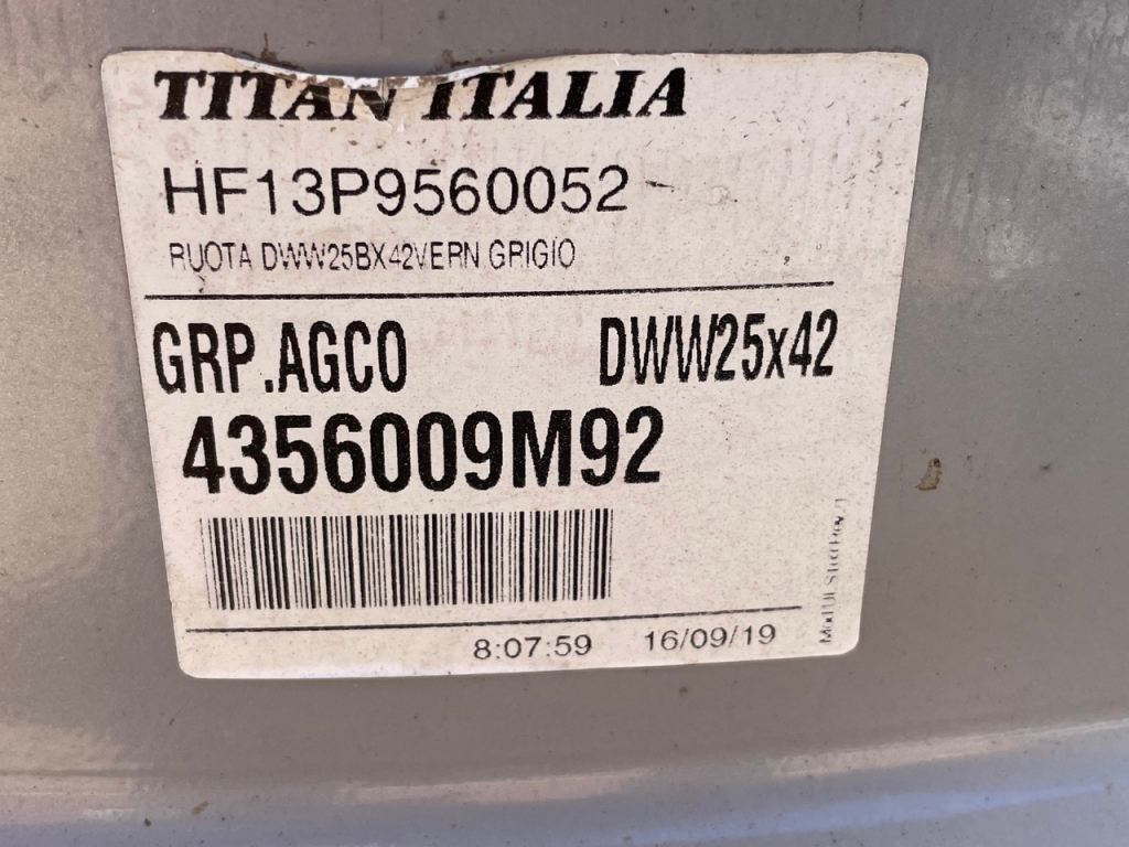2x Massey Ferguson 25x42 rear wheels to fit MF 7726