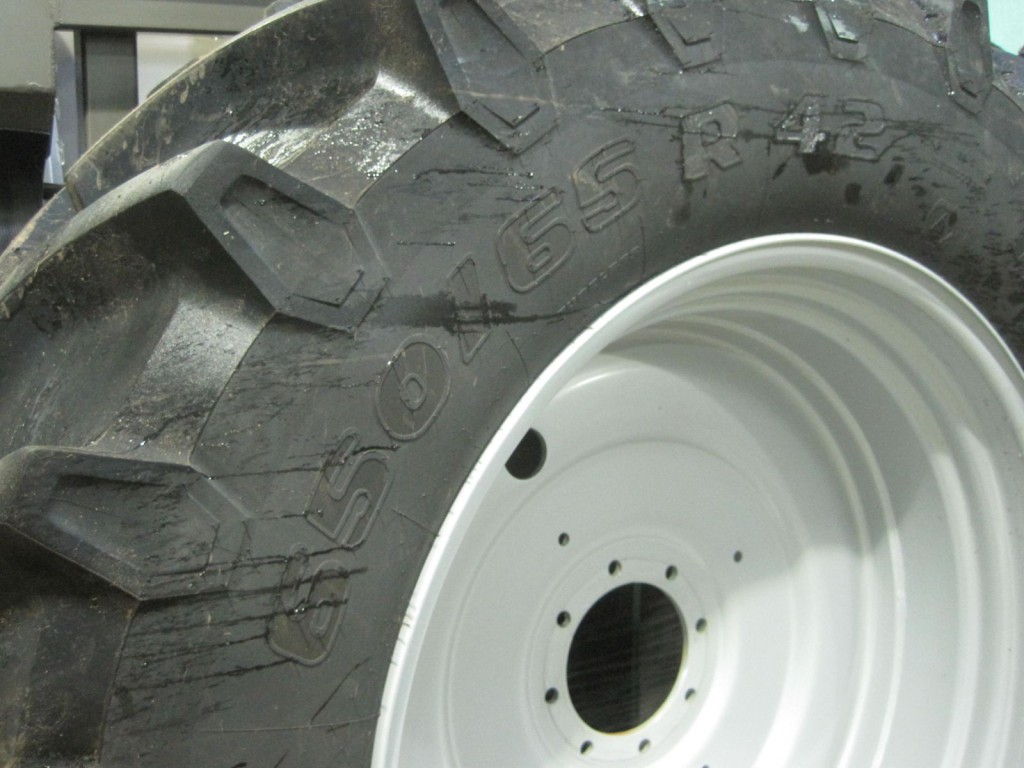 2x 650/65/42 + 2x 540/65/30 Massey Ferguson wheels and Trelleborg tyres 95%, 2011
