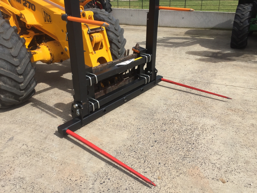 Quicke bale fork XL, 2023, hinged bottom tines that fold up for transport, adjustable frame height, this spike will carry up to 4 120x90 bales, pin and cone bolt on hooks, as new