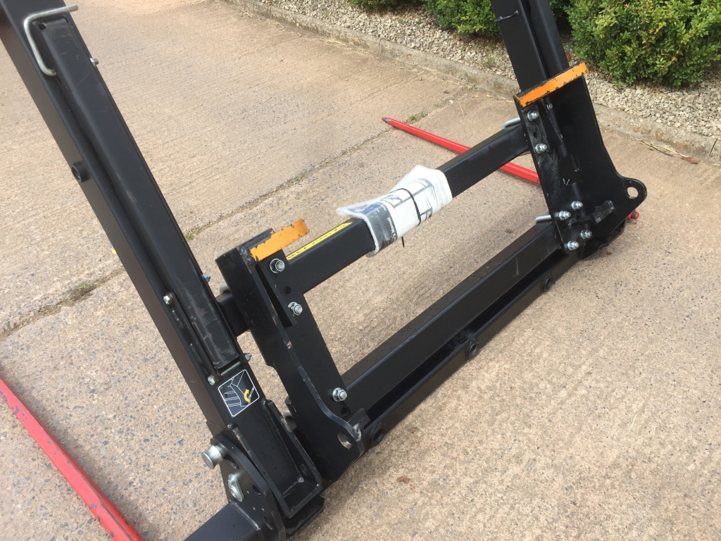 Quicke bale fork XL, 2023, hinged bottom tines that fold up for transport, adjustable frame height, this spike will carry up to 4 120x90 bales, pin and cone bolt on hooks, as new