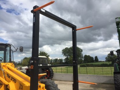 Quicke bale fork XL, 2023, hinged bottom tines that fold up for transport, adjustable frame height, this spike will carry up to 4 120x90 bales, pin and cone bolt on hooks, as new
