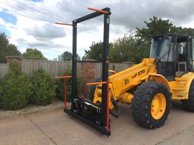 Quicke bale fork XL, 2023, hinged bottom tines that fold up for transport, adjustable frame height, this spike will carry up to 4 120x90 bales, pin and cone bolt on hooks, as new