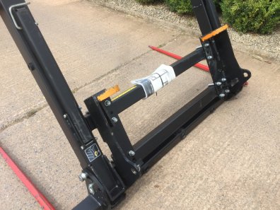 Quicke bale fork XL, 2023, hinged bottom tines that fold up for transport, adjustable frame height, this spike will carry up to 4 120x90 bales, pin and cone bolt on hooks, as new