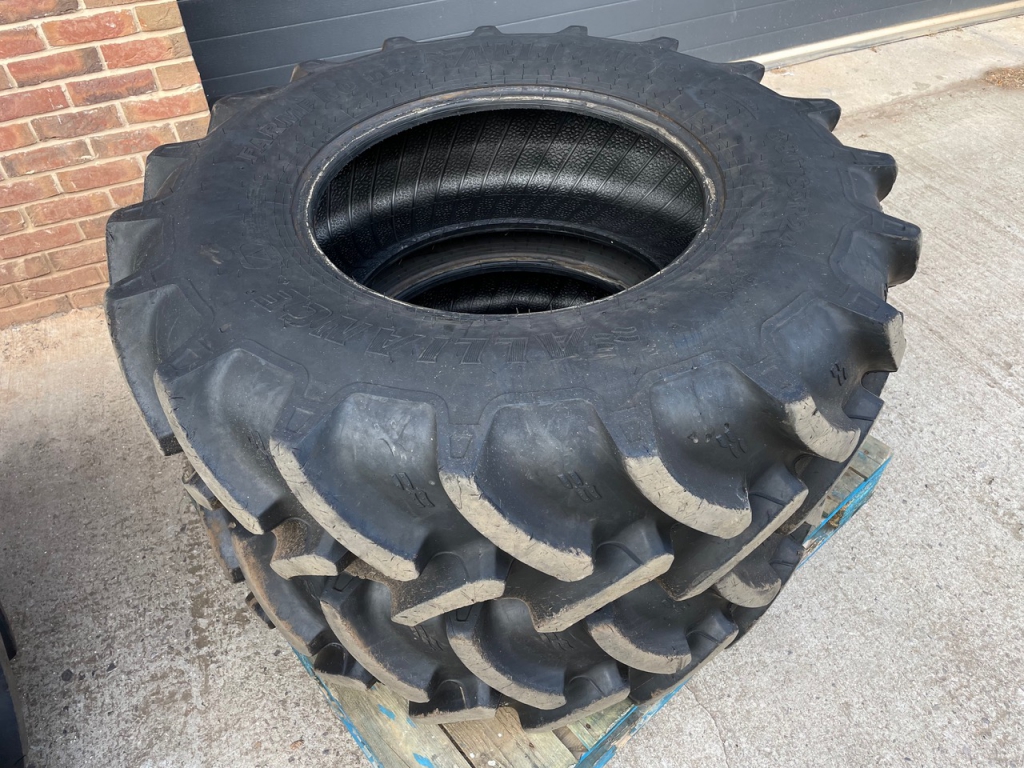 2x 16.9/34 +14.9/24 Alliance tyres, 95%