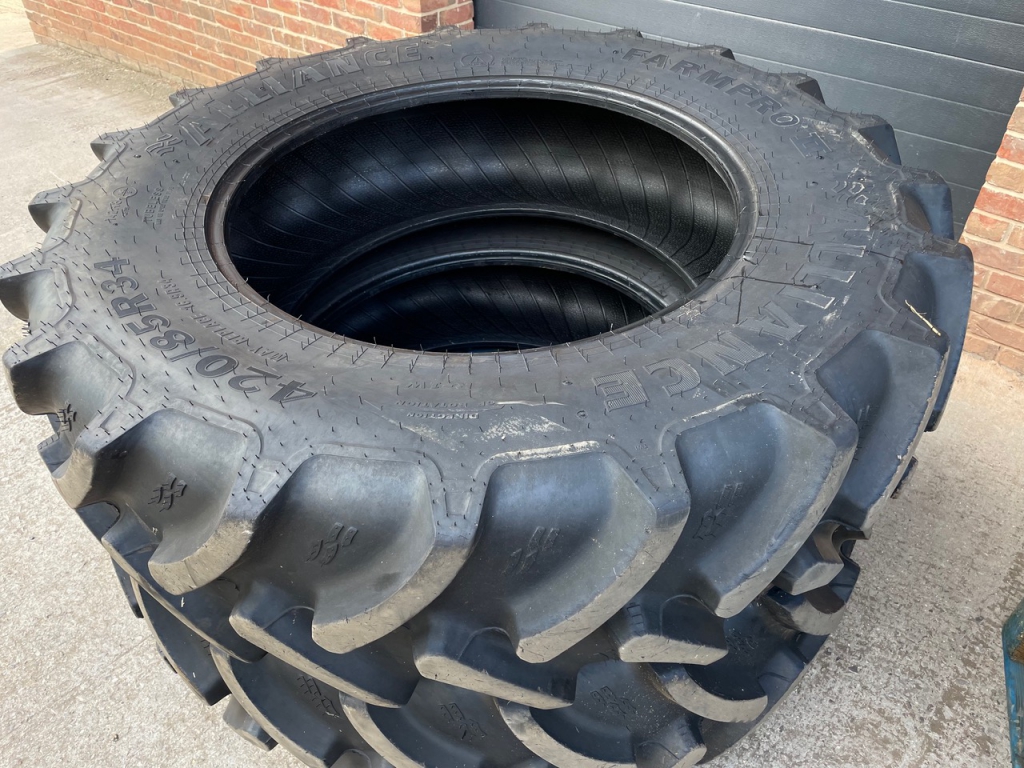 2x 16.9/34 +14.9/24 Alliance tyres, 95%