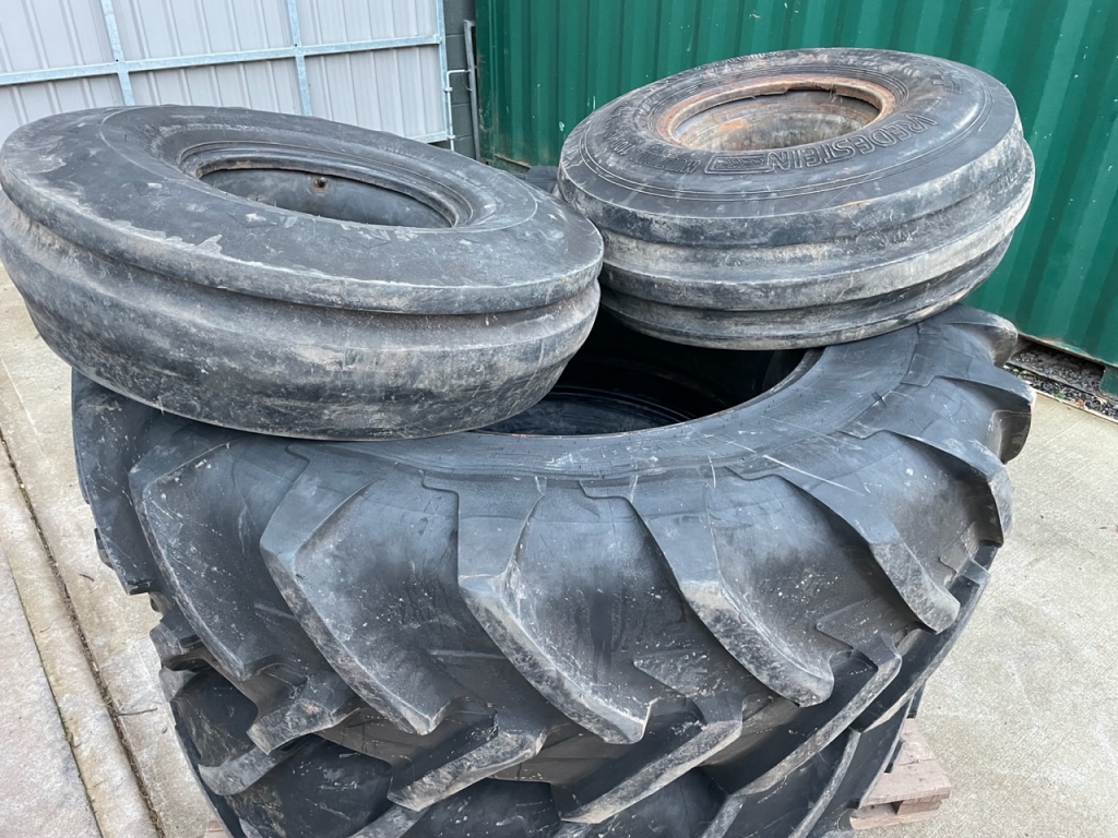 2x 18.4/38 + 2x 11.00/16 tyres