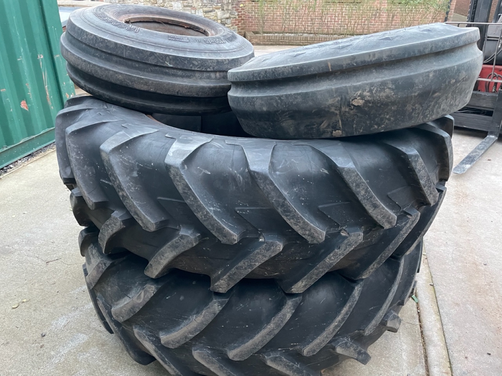 2x 18.4/38 + 2x 11.00/16 tyres