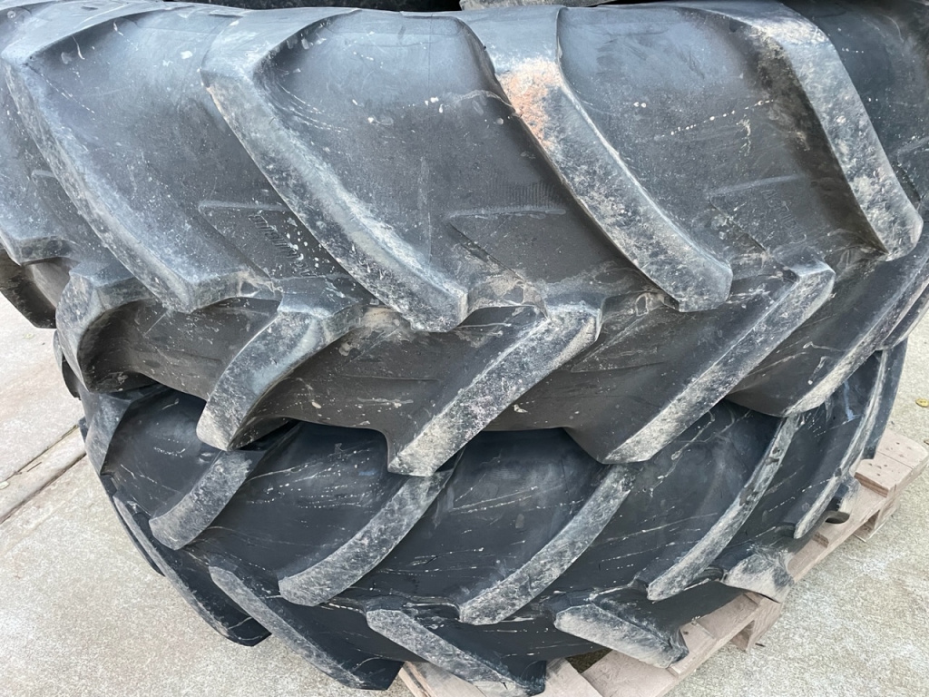 2x 18.4/38 + 2x 11.00/16 tyres