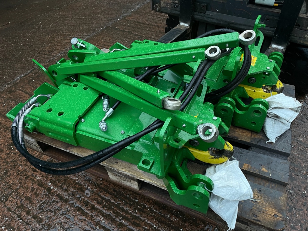 John Deere 6830, 6930 and 7530 pickup hitches