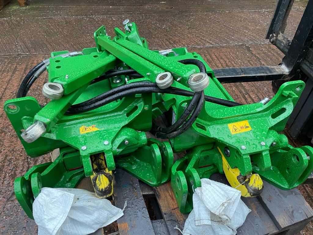 John Deere 6830, 6930 and 7530 pickup hitches