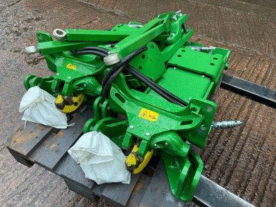 John Deere 6830, 6930 and 7530 pickup hitches