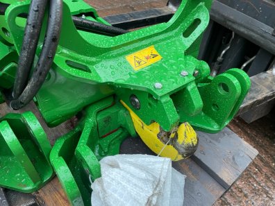 John Deere 6830, 6930 and 7530 pickup hitches