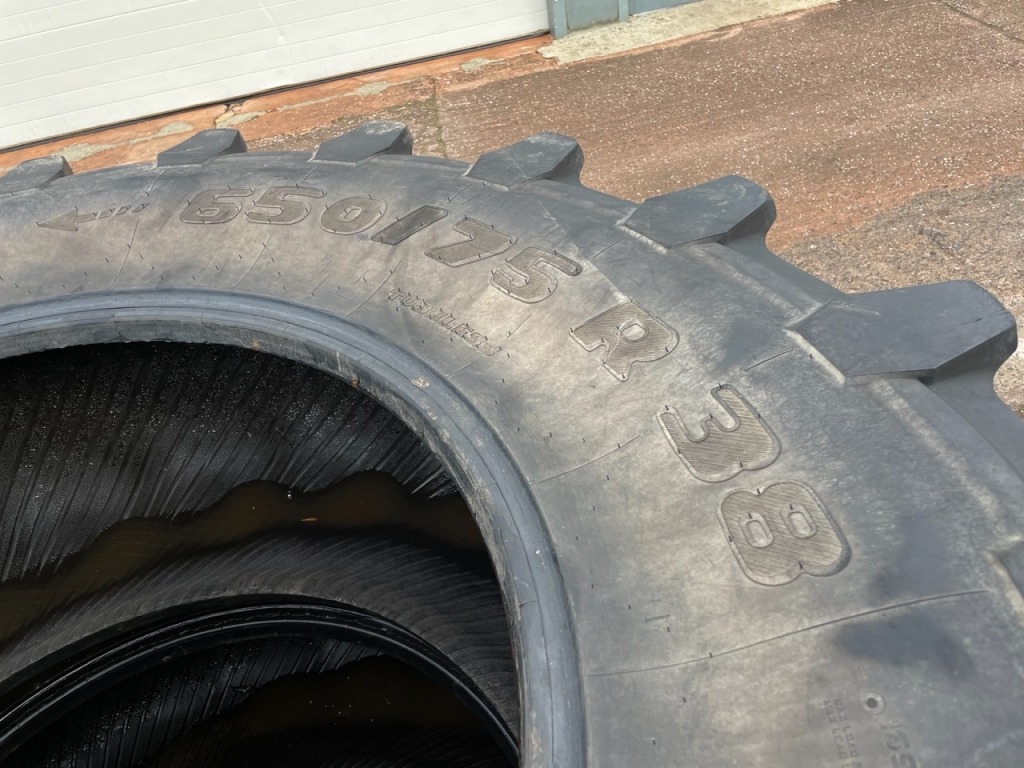 2x 650/75/38 Trelleborg tyres, 40%