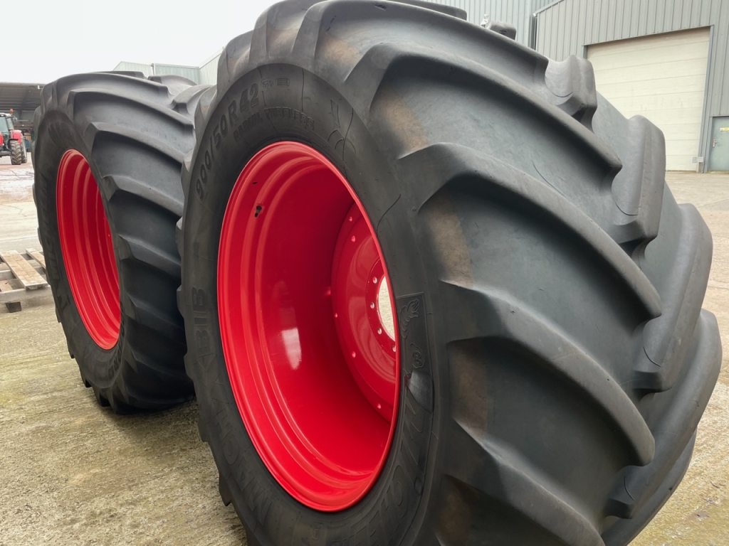 2x 900/50/42 + 2x 710/55/30 Michelin tyres fitted to Fendt 724 rims