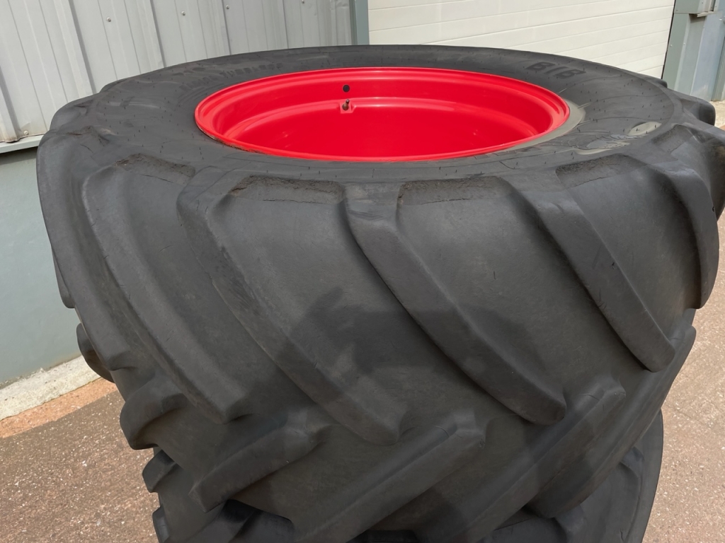 2x 900/50/42 + 2x 710/55/30 Michelin tyres fitted to Fendt 724 rims