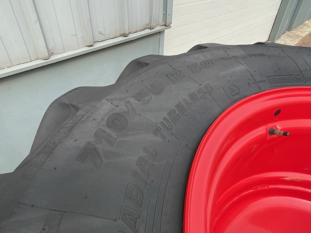 2x 900/50/42 + 2x 710/55/30 Michelin tyres fitted to Fendt 724 rims