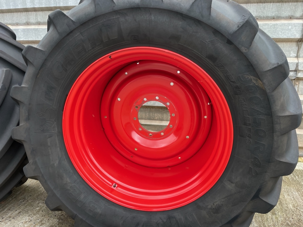 2x 900/50/42 + 2x 710/55/30 Michelin tyres fitted to Fendt 724 rims