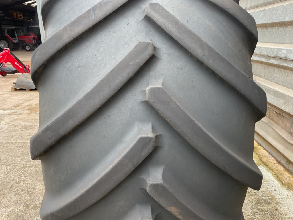 2x 900/50/42 + 2x 710/55/30 Michelin tyres fitted to Fendt 724 rims