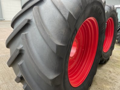 2x 900/50/42 + 2x 710/55/30 Michelin tyres fitted to Fendt 724 rims
