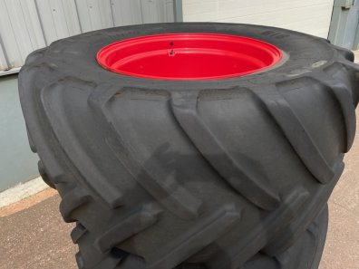 2x 900/50/42 + 2x 710/55/30 Michelin tyres fitted to Fendt 724 rims
