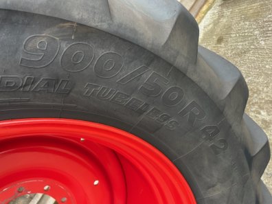 2x 900/50/42 + 2x 710/55/30 Michelin tyres fitted to Fendt 724 rims