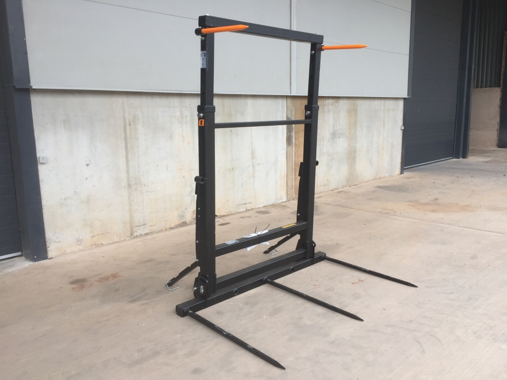 Quicke bale fork XL, NEW, hinged bottom tines that fold up for transport, adjustable frame height, fold down legs, this spike will carry up to 4 120x90 bales, bolt on hooks available
