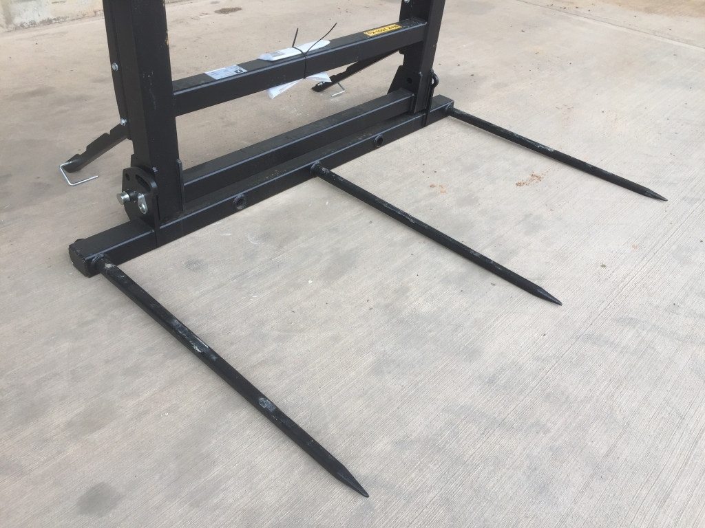 Quicke bale fork XL, NEW, hinged bottom tines that fold up for transport, adjustable frame height, fold down legs, this spike will carry up to 4 120x90 bales, bolt on hooks available