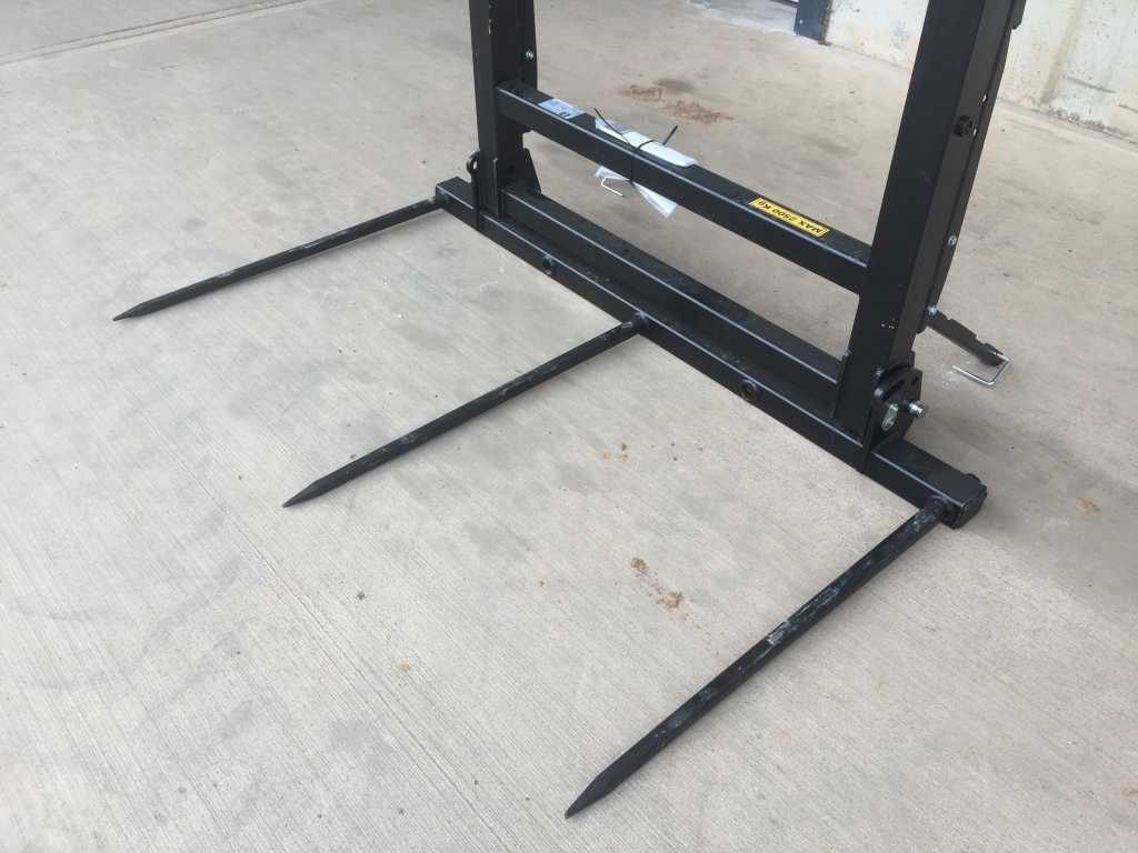 Quicke bale fork XL, NEW, hinged bottom tines that fold up for transport, adjustable frame height, fold down legs, this spike will carry up to 4 120x90 bales, bolt on hooks available