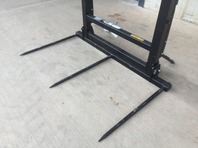 Quicke bale fork XL, NEW, hinged bottom tines that fold up for transport, adjustable frame height, fold down legs, this spike will carry up to 4 120x90 bales, bolt on hooks available