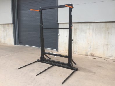 Quicke bale fork XL, NEW, hinged bottom tines that fold up for transport, adjustable frame height, fold down legs, this spike will carry up to 4 120x90 bales, bolt on hooks available