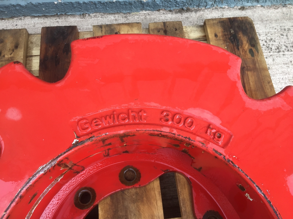 2x Fendt 300kg rear wheel weights, C/W 7/8/9 series carriers