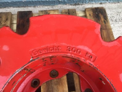 2x Fendt 300kg rear wheel weights, C/W 7/8/9 series carriers