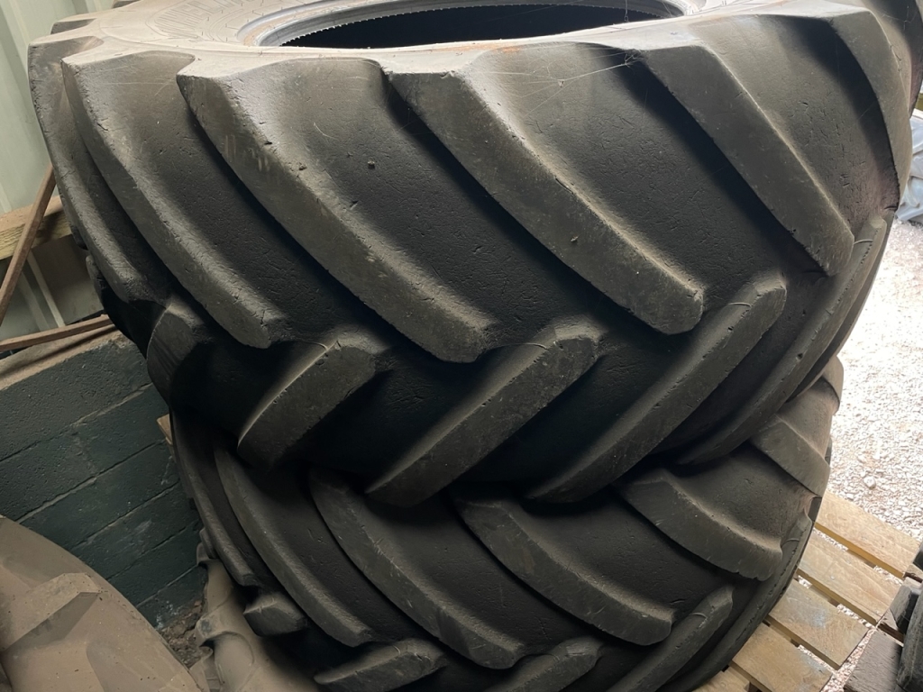 2x 600/70/30 Michelin tyres