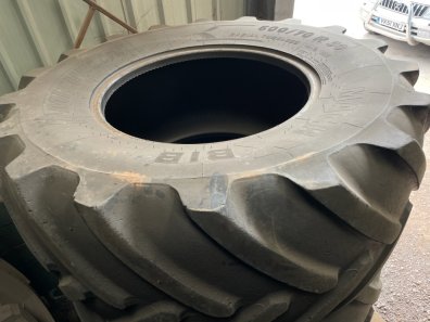 2x 600/70/30 Michelin tyres