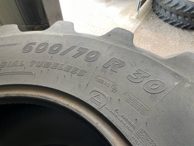 2x 600/70/30 Michelin tyres